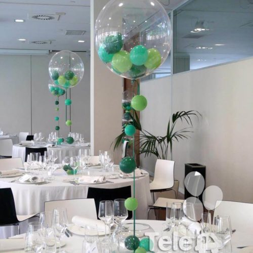 Centro de mesa burbuja con caída de globos en cinta para bautizo