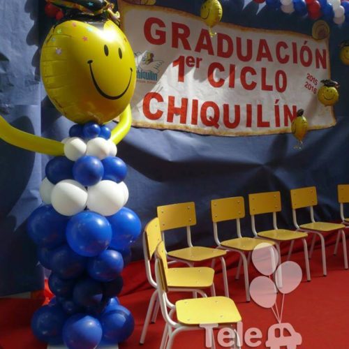 Columna de globos recién graduado