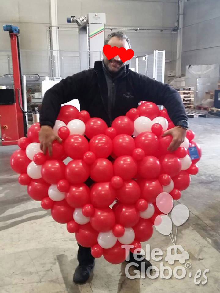 corazón gigante entrega en el trabajo San Valentin